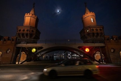 Art in public space at the Oberbaumbrücke: Light installation stone, paper, scissors by Thorsten Goldberg