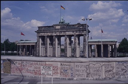 Bemalte Panzermauer und Warnschild vor dem Brandenburger Tor