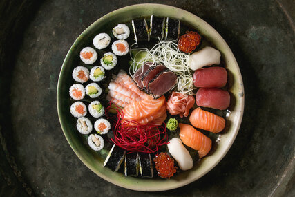 Sushi Maki, Nigiri mit Avocado, Lachs, Kaviar