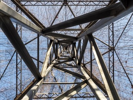 Arte nel quartiere: Piramide sul terreno della TU di Hans-Rucker-Co Arte nel quartiere: Piramide sul terreno della TU di Hans-Rucker-Co