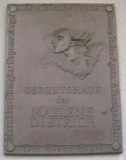 Tafel am Geburtshaus von Marlene Dietrich