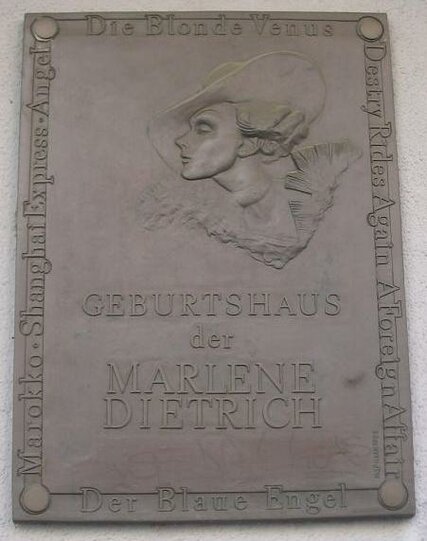 Tafel am Geburtshaus von Marlene Dietrich