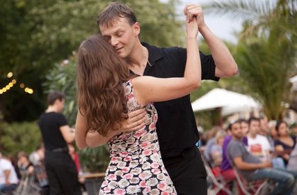 Notte di tango a Berlino - una coppia che balla Ballare il tango all'Isola dei Musei
