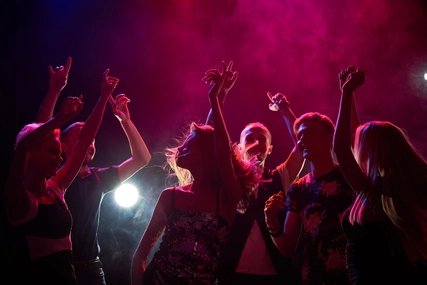  Club in Berlin: Menschen auf der Tanzfläche in rotem Licht