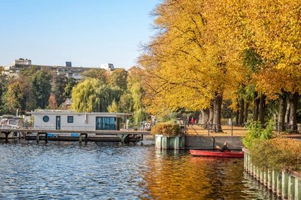 Barche nel porto di Tegel Escursione autunnale al porto di Tegel e all'isola di Humboldt