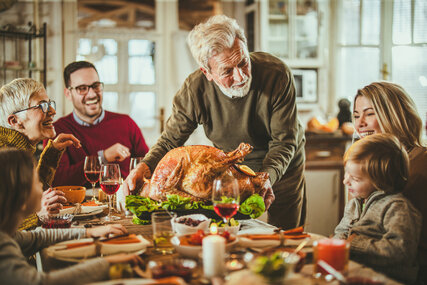 Familie beim Thanksgiving Dinner