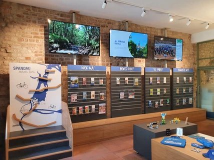 Innenraum der Tourist-Information Berlin Spandau im Gotischen Haus