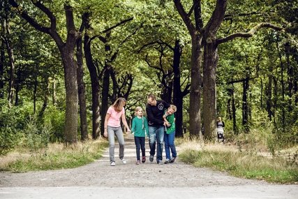 junge Familie beim Spaziergang