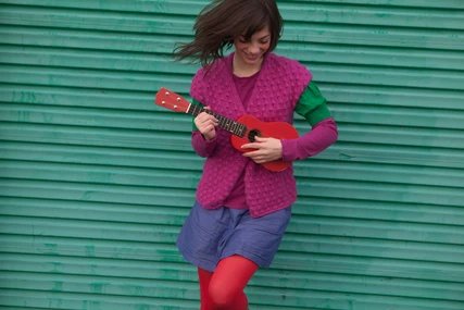 Frau mit Ukulele Frau mit Ukulele