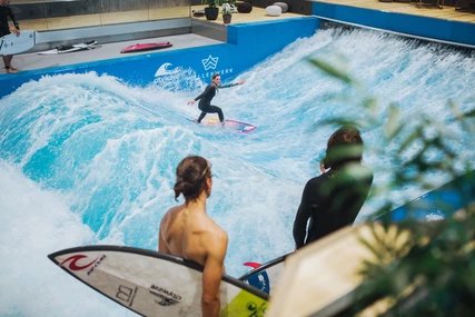 Surfer im Wellenwerk Berlin