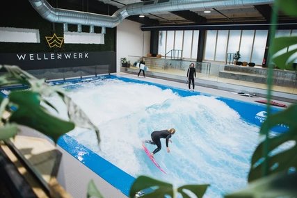 Surfer im Wellenwerk Berlin