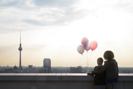 verliebtes Paar genießt die Ausicht auf Berlin