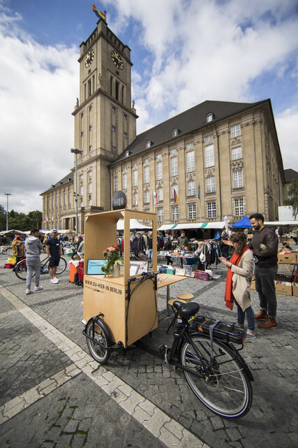 Das HIER-Mobil auf dem Flohmarkt am Rathaus Schöneberg