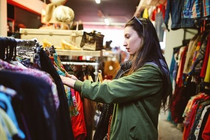 Mädchen beim Vintage- und Second Hand-Shopping Mädchen beim Vintage- und Second Hand-Shopping