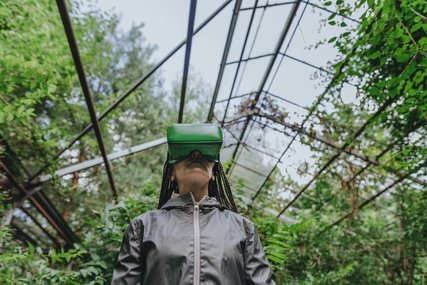 VR Brille im Gewächshaus