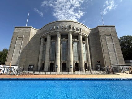 Volksbad an der Volksbühne am Rosa-Luxemburg-Platz 