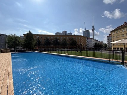 Volksbad an der Volksbühne am Rosa-Luxemburg-Platz mit Blick auf den Berliner Fernsehturm