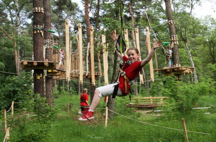 Enfant dans la forêt : parcours de cordes en hauteur Jungfernheide à Berlin