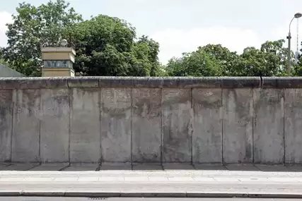 Berliner Mauer, nach 1989 mit DDR-Wachturm Berliner Mauer, nach 1989 mit DDR-Wachturm