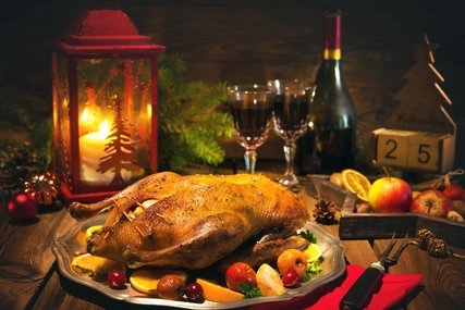Weihnachtlich gedeckter Tisch mit Gänsebraten Weihnachtlich gedeckter Tisch mit Gänsebraten