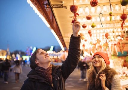 Paar auf dem Weihnachtsmarkt