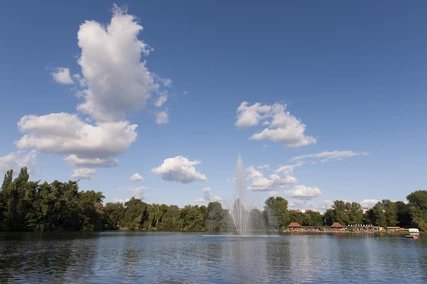Bekannte Mittelfontäne im Weißen See Die Fontäne vor dem Strandband Weißensee