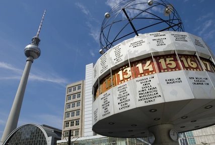 Weltzeituhr und Fernsehturm am Alexanderplatz