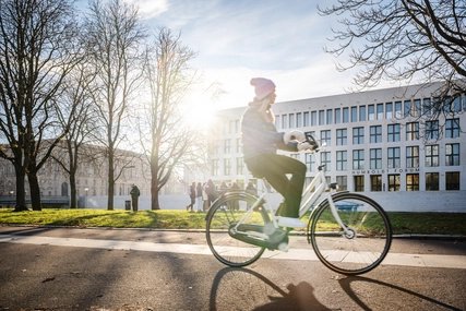 Radfahrerin vorm Humboldtforum