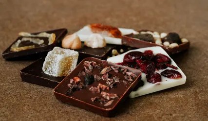 Leckere Quadrate aus Schokolade aus der Manufaktur Wohlfarth Schokolade