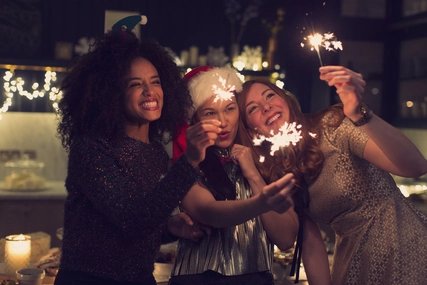 Clubs & Nachtleben in Berlin: junge Frauen mit Wunderkerzen Clubs & Nachtleben in Berlin: junge Frauen mit Wunderkerzen