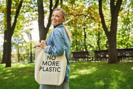 junge Frau mit Jute Beutel "No More Plastic"