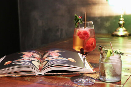 Zerostress Weinbar: Am Tisch mit Buch und Cocktails