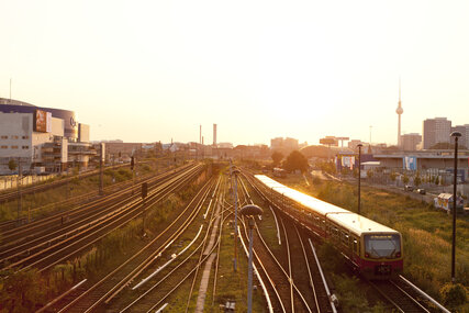 Collegamento alla S-Bahn: vista dal Warschauer Brücke a Ostbahnhof al tramonto