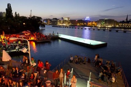 Badeschiff an der Arena Arena Badeschiff
