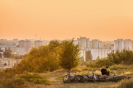 Cyclists on the Ahrensfeld hills with a view of Marzahn
