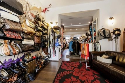 Allet Schick Shop von innen Innenraum mit Taschen bei Allet Schick Vintage & Second Hand Mode
