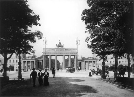 Fotografia in bianco e nero della Porta di Brandeburgo di Berlino 1907