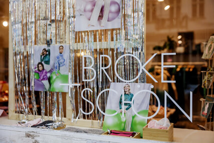 Schaufenster mit Bildern im Broke+Schön Fashion Concept Store