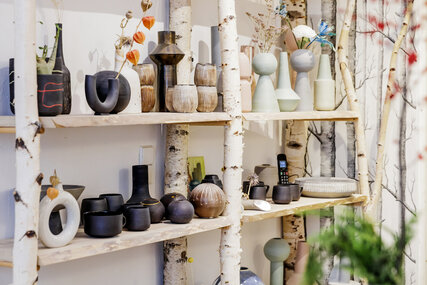 Keramik-Vasen und Dekoration auf einem Regal aus Birkenholz