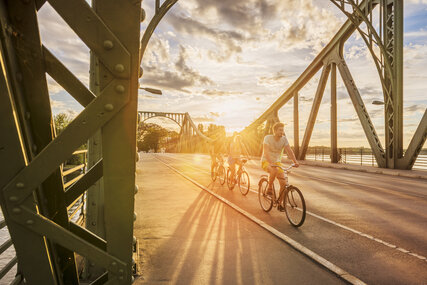 Radfahrer auf der Glienicker Brücke bei Sonnenuntergang