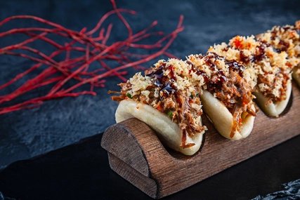 Streetfood_Gua Bao Burger, gedämpfte Teigtasche mit Ente. Ein Japanisches Fastfood