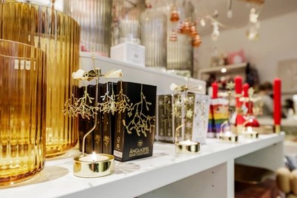  Weihnachtliche Deko im Geschäft Hartog in Berlin