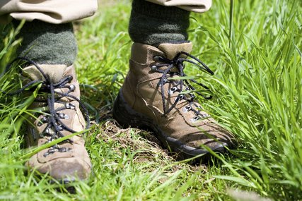 Wandern in Berlin Wanderstiefel auf der Wiese
