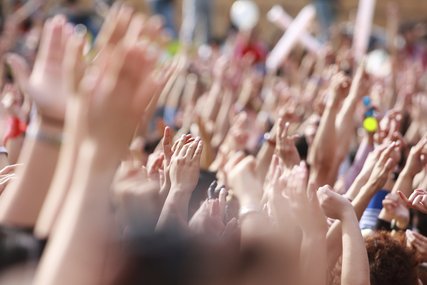 Viele Hände in der Luft, Klatschen, Anfeuern