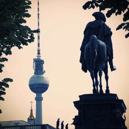 Unter den Linden in Berlin Berliner Fernsehturm neben Reiterstandbild