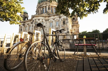 Cattedrale di Berlino con biciclette a Berlin-Mitte Cattedrale di Berlino a Berlin-Mitte