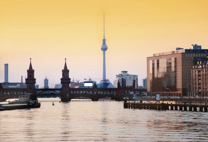 Berliner Fernsehturm hinter der Spree Berlin bei Sonnenuntergang mit Blick auf die Oberbaumbrücke