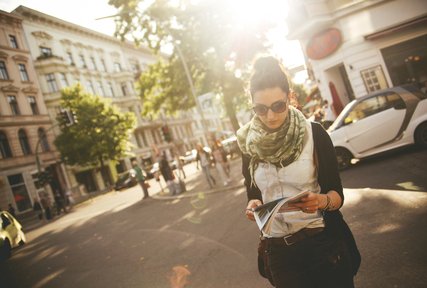 Touristin auf den Straßen Berlins