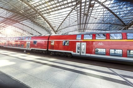 Berlin Hauptbahnhof mit einfahrendem Zug