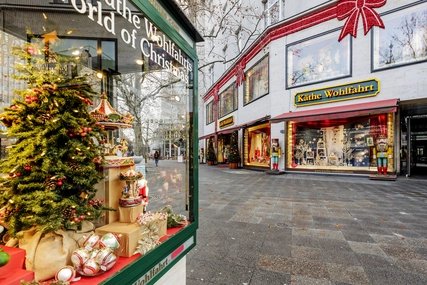Käthe Wohlfahrt Geschäfft für Weihnachtsartikel in Charlottenburg Käthe Wohlfahrt Schaufenster außen weihnachtliche Dekoration und Geschenke